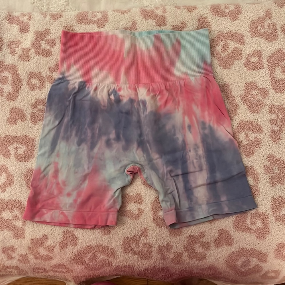 tie dye workout shorts booty scrunch